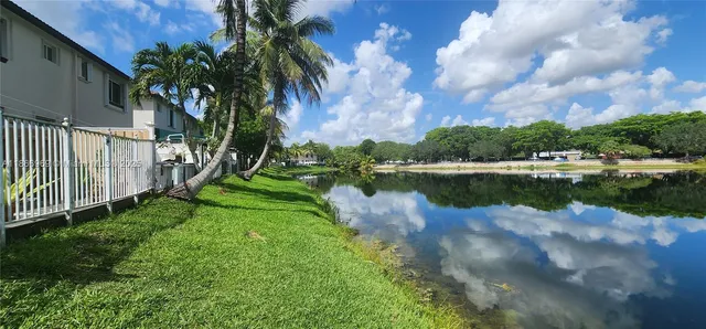 a view of an entryway with workspace