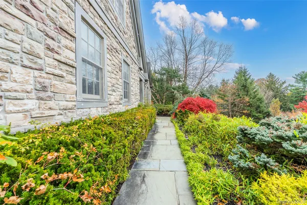 $4,180,000 | 5 Westgate Road, Muttontown, NY 11791