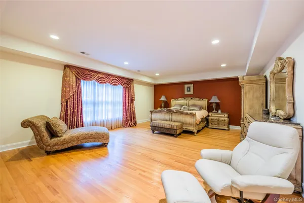 $4,180,000 | 5 Westgate Road, Muttontown, NY 11791