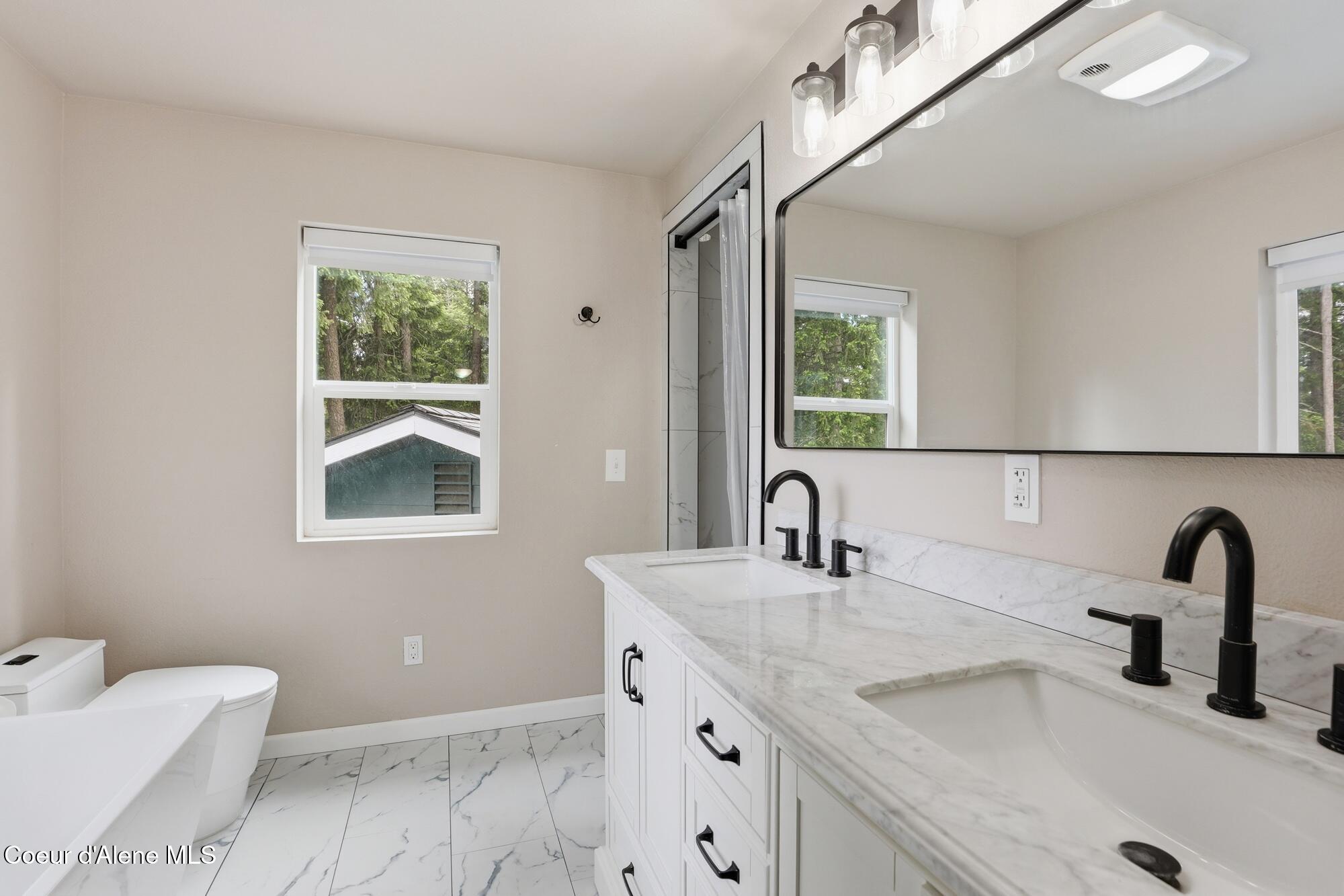 15720 North Ridgeway Drive Hayden, ID 83835 - Photo 20 of 40 Main Bathroom