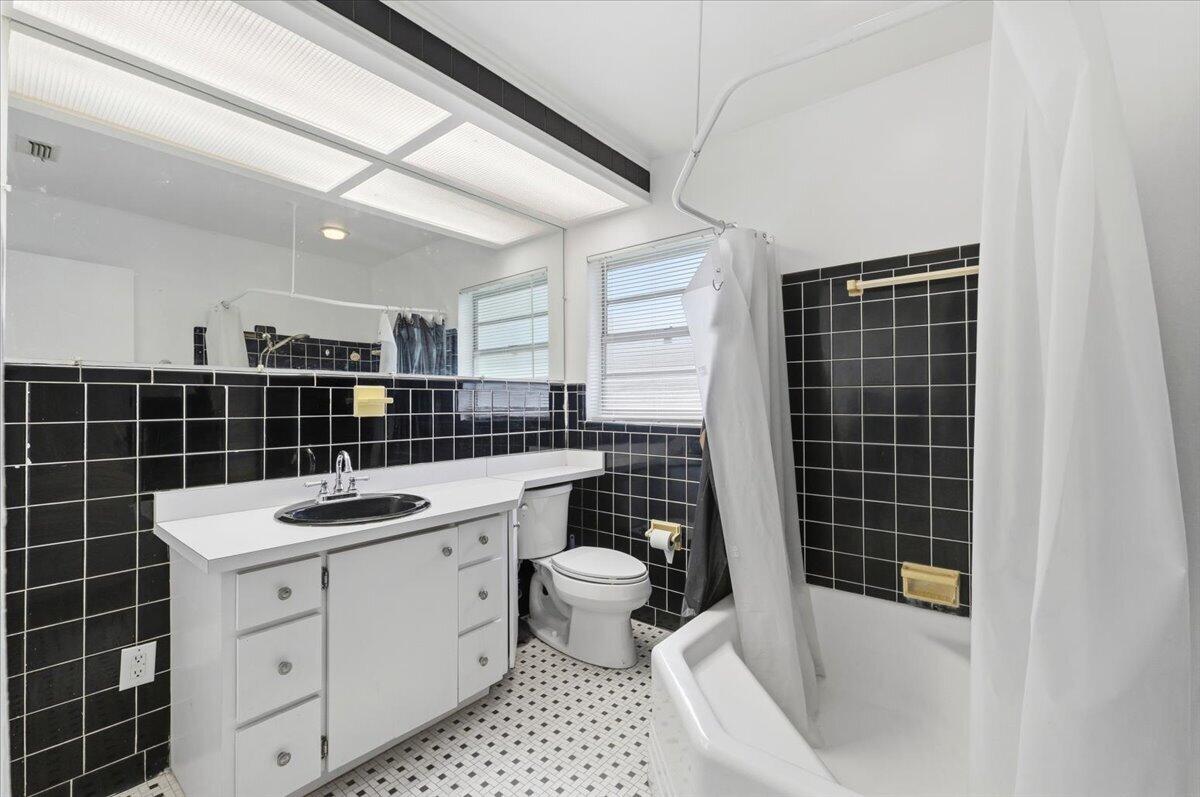 1408 New Jersey Road Lakeland, FL 33803 - Photo 33 of 58 33-Primary Bathroom