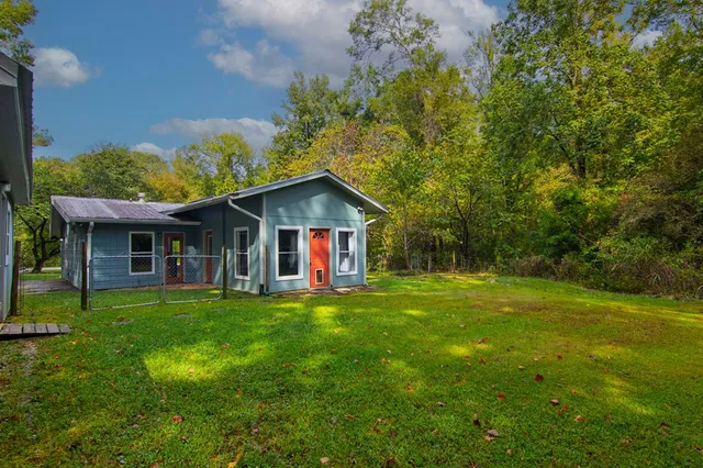 a view of a house with a backyard