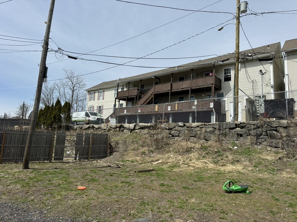 a view of a house with backyard