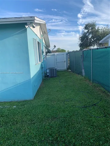 a view of a backyard