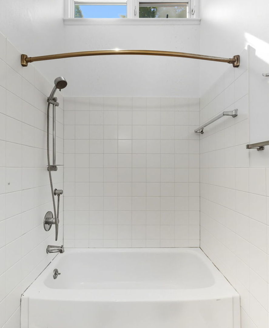 1412 East Rochdale Place Chicago, IL 60615 - Photo 13 of 21 a bathroom with a bathtub