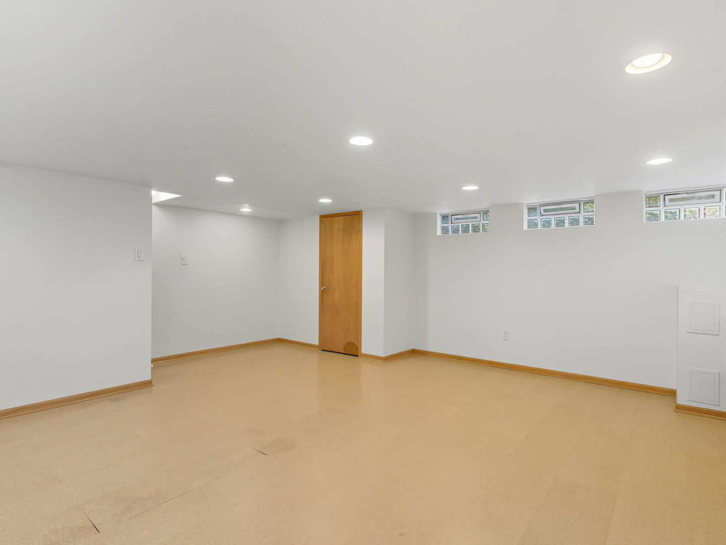 1412 East Rochdale Place Chicago, IL 60615 - Photo 17 of 21 an empty room with a projector and entrance