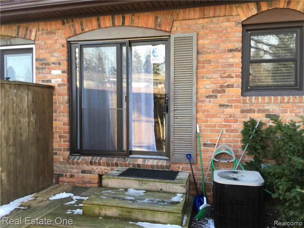 5075 Crooks Road, Unit 14 Royal Oak, MI 48073 - Photo 2 of 7 IMG_0261.JPG