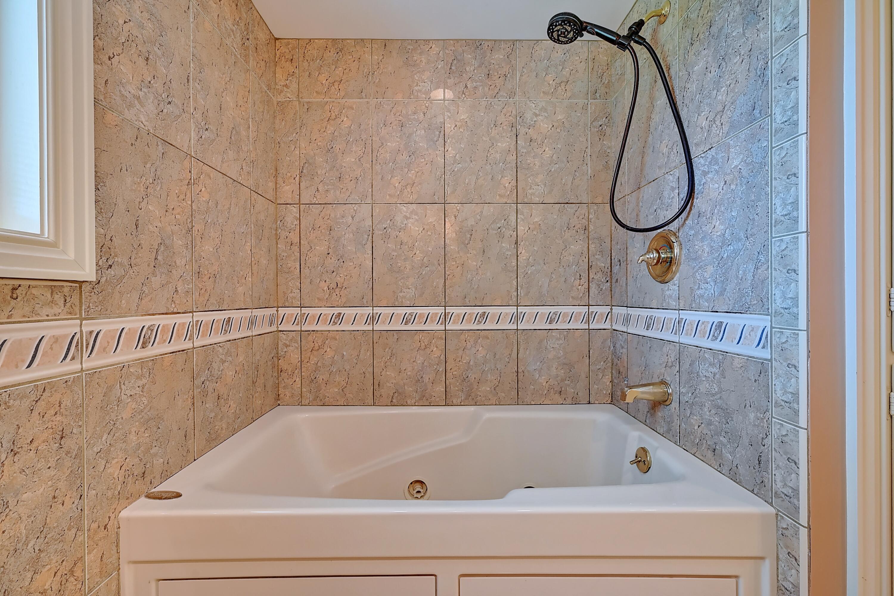2982 Halstead Road Upper Arlington, OH 43221 - Photo 28 of 54 Hallway bathroom w/Jacuzzi tub