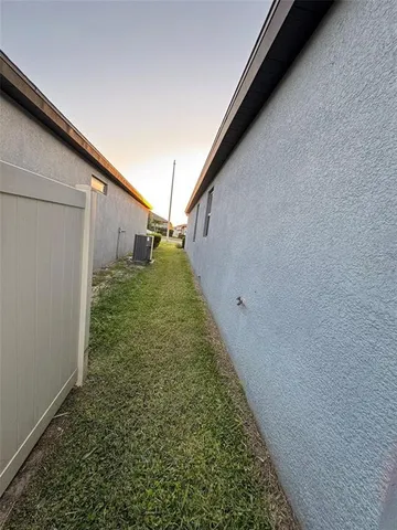 a view of a backyard