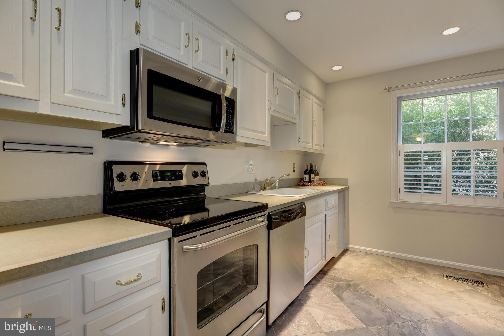 7043 Leestone Street Springfield, VA 22151 - Photo 14 of 30 Kitchen