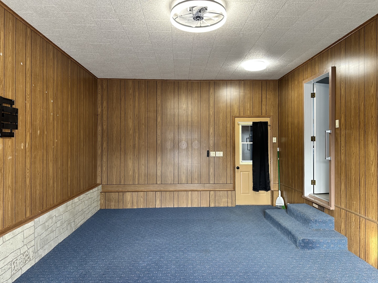 402 West South Street Preston, IA 52069 - Photo 18 of 21 an empty room with closet area