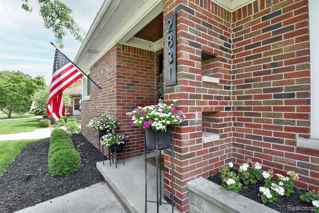 2831 Bembridge Road Royal Oak, MI 48073 - Photo 2 of 40