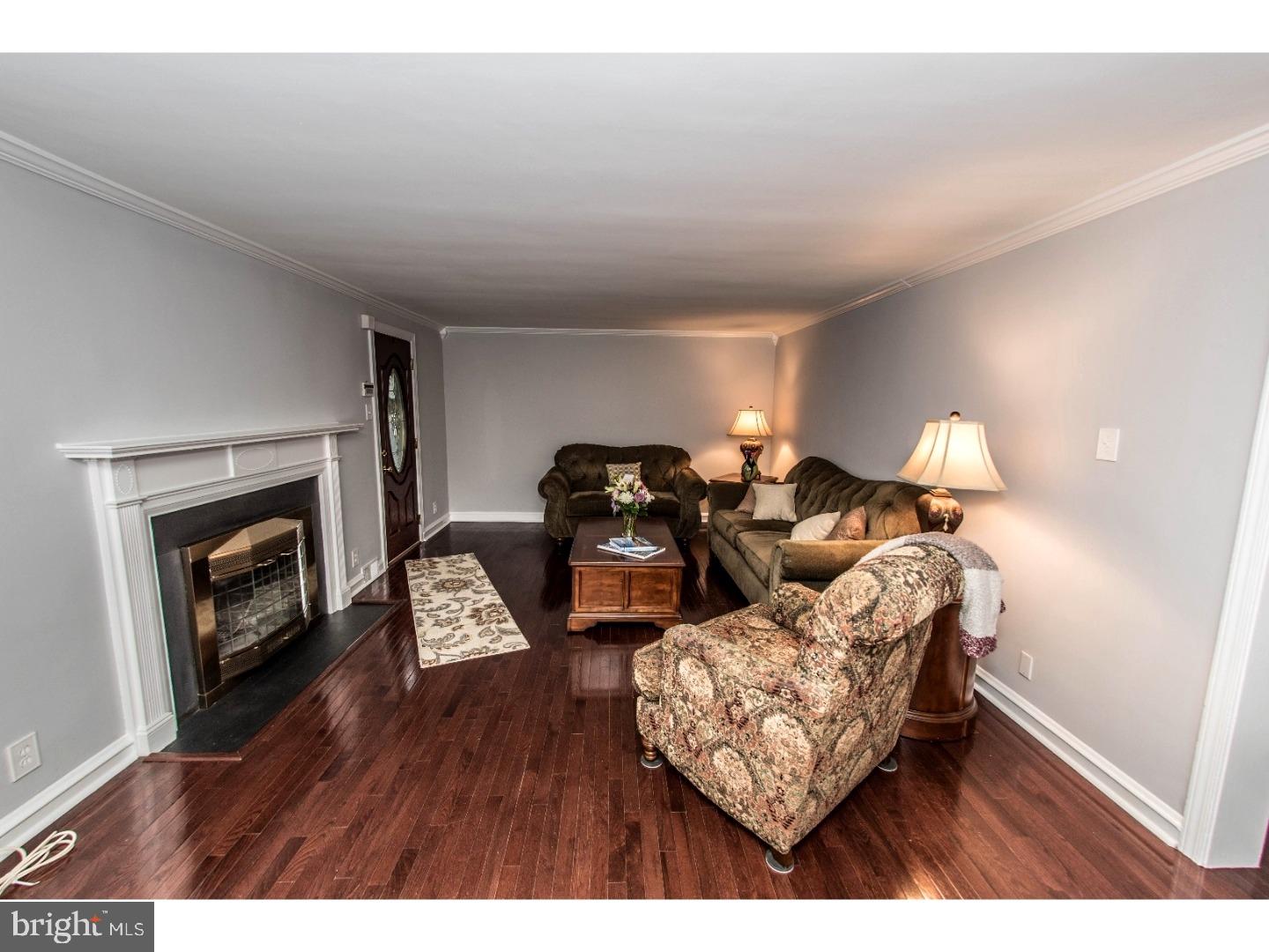 615 Rhawn Street Philadelphia, PA 19111 - Photo 6 of 25 Living Room