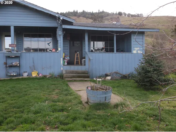 a front view of house with yard