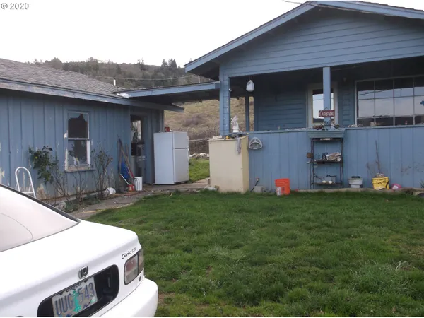 a view of a backyard with green space