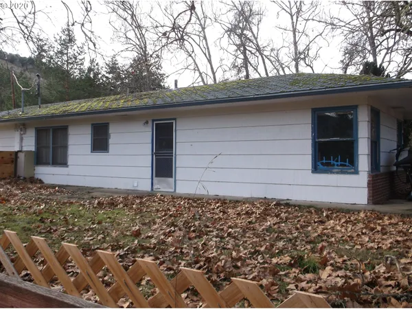 a view of a house with a backyard