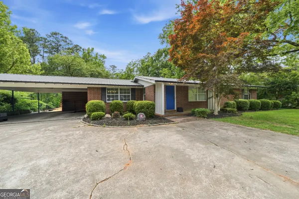 a view of a house with backyard and a garden