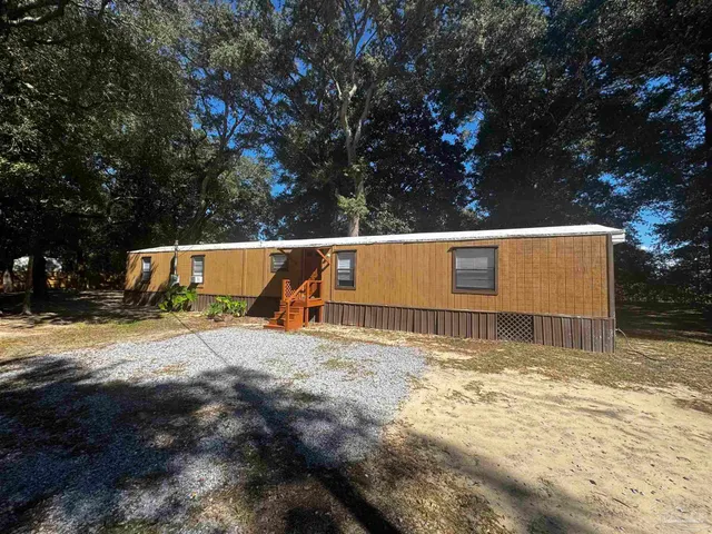 a view of a backyard