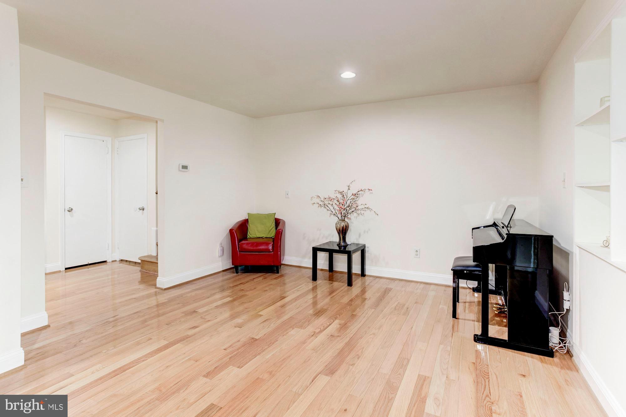 6906 Inverness Drive Springfield, VA 22150 - Photo 12 of 42 LIVING ROOM
