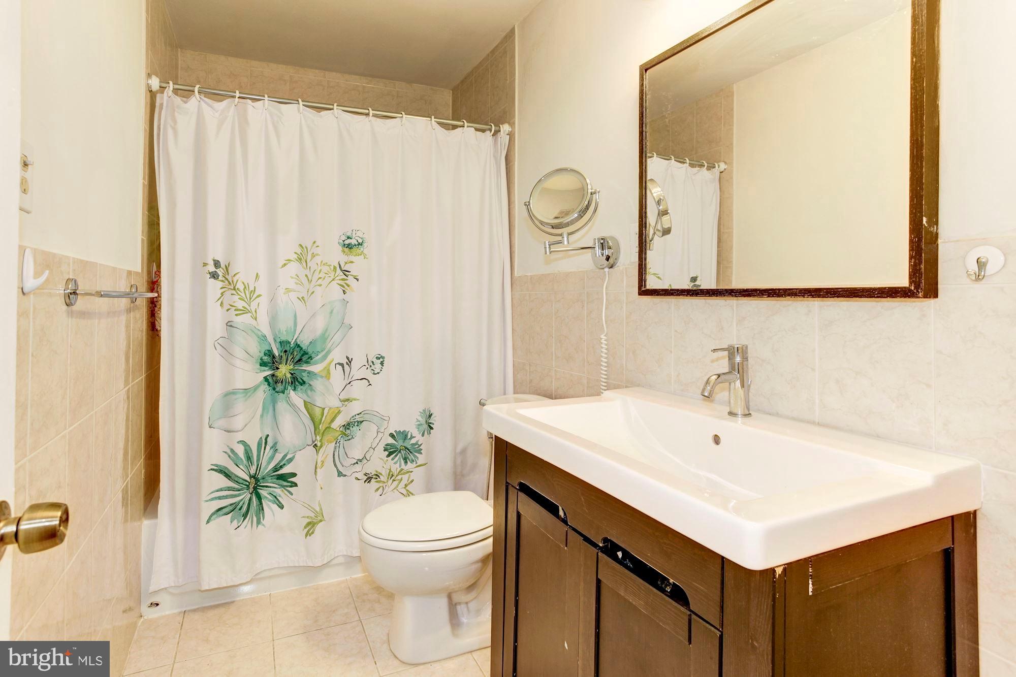 6906 Inverness Drive Springfield, VA 22150 - Photo 22 of 42 UPPER LEVEL 2ND FULL BATH