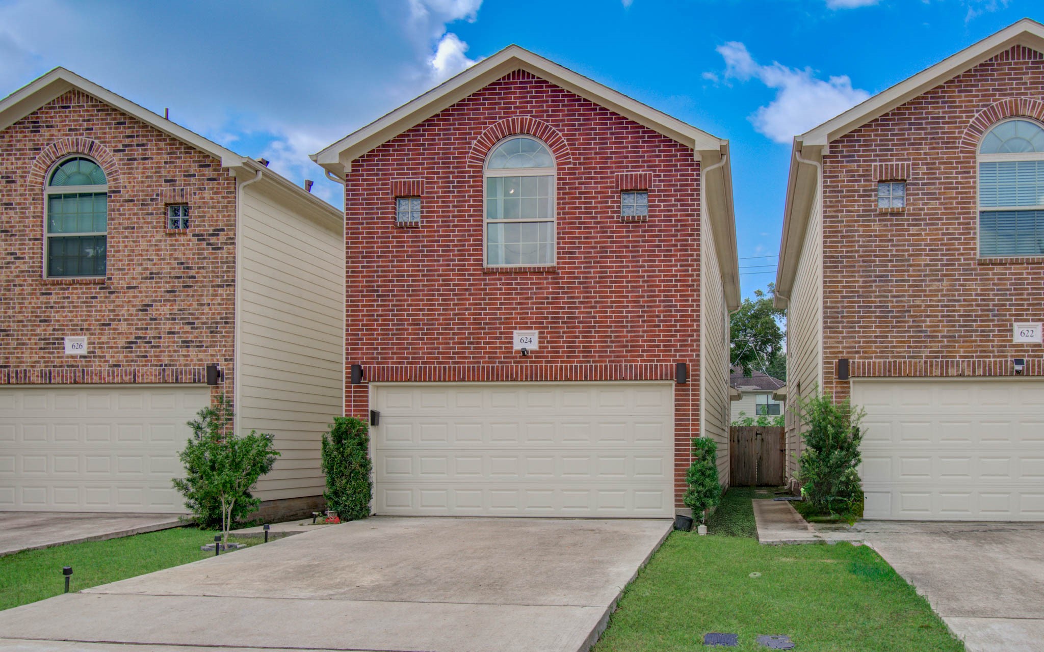 624 East 39th Street Houston, TX 77022 - Photo 2 of 37 a front view of a house with garden