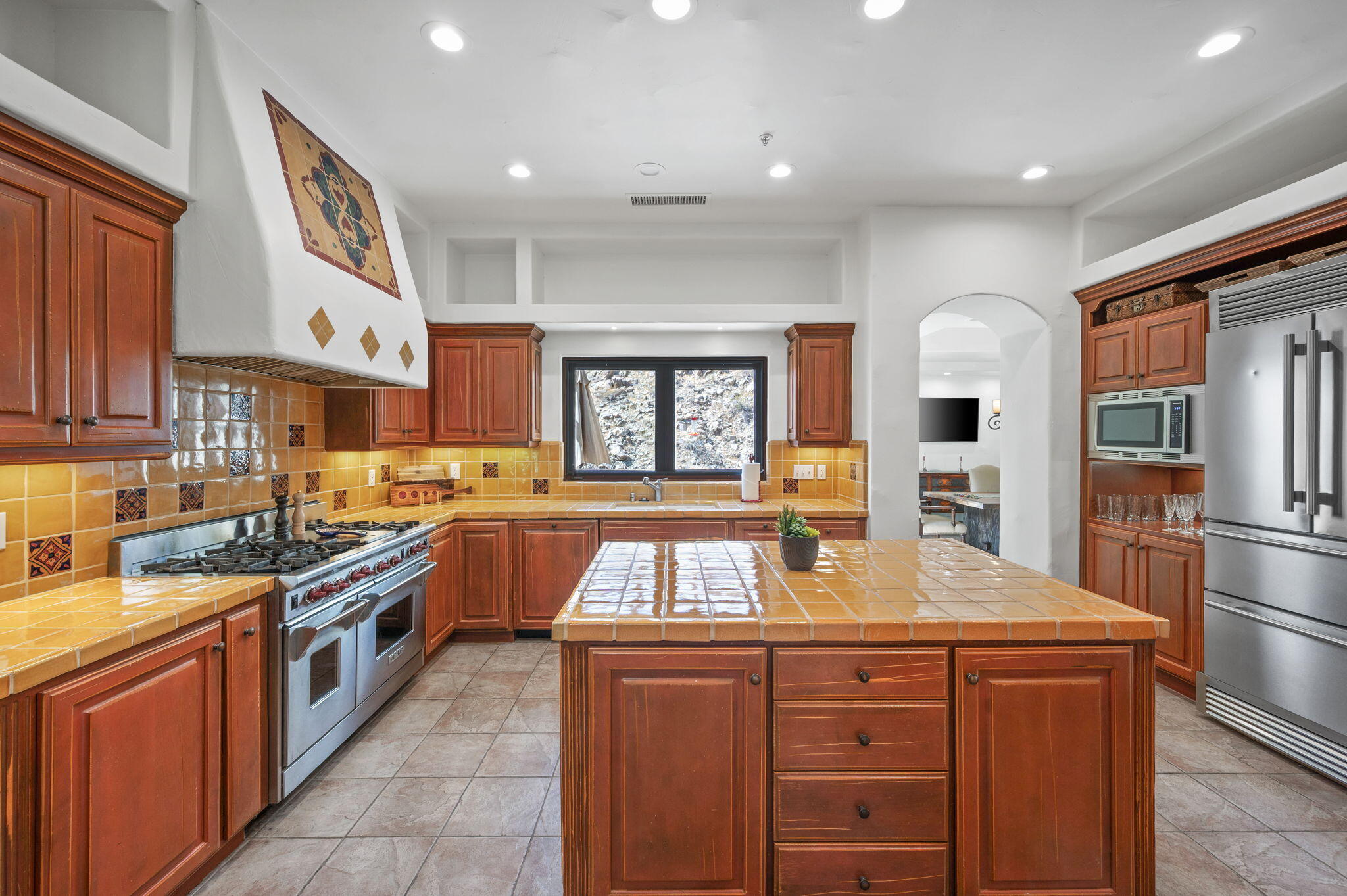 72275 Upper Way West Palm Desert, CA 92260 - Photo 22 of 68 a kitchen with lots of counter top space