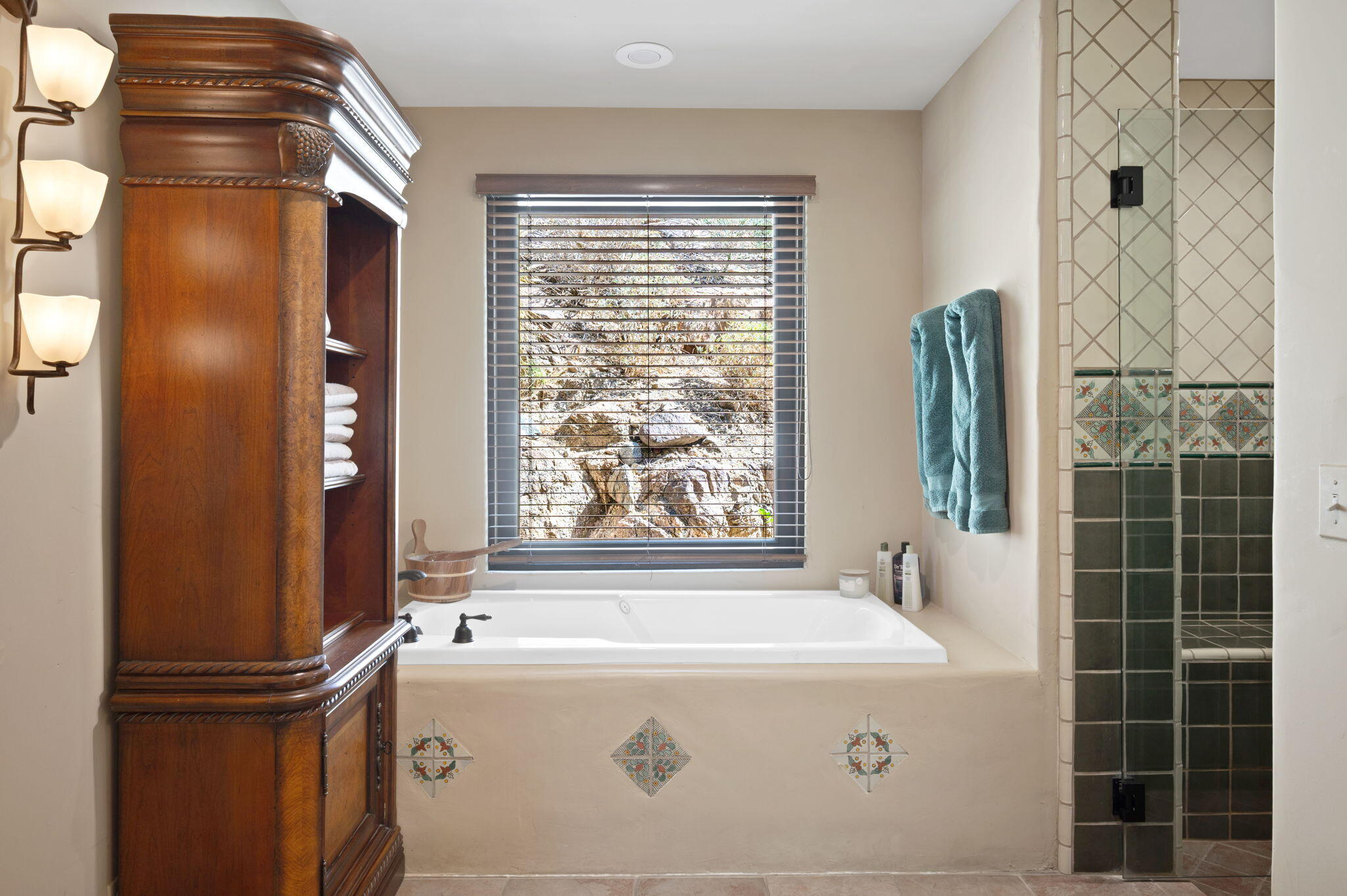72275 Upper Way West Palm Desert, CA 92260 - Photo 29 of 68 a bathroom with a bathtub and shower