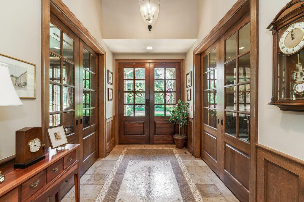 2462 Lane Road Columbus, OH 43220 - Photo 3 of 80 Foyer