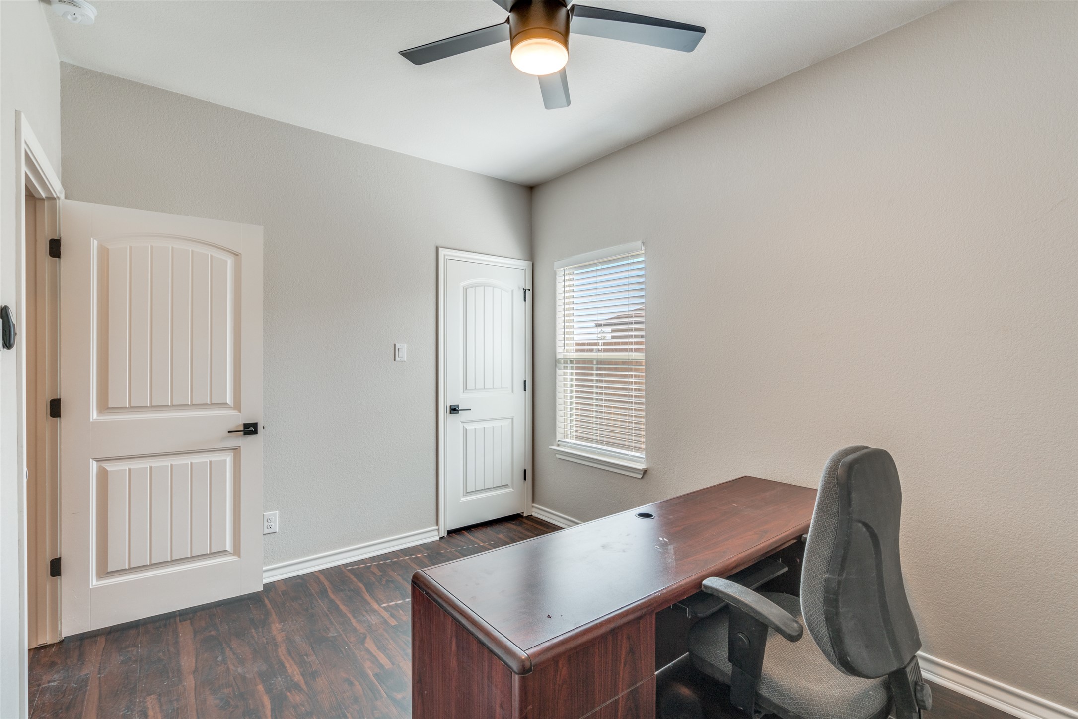 301 Navarro Way, Unit 29B Seguin, TX 78155 - Photo 19 of 26 a workspace with furniture and window