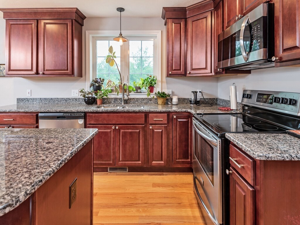 45 Draper Woods Road Sturbridge, MA 01518 - Photo 12 of 38