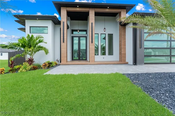 $985,000 | 105 Southwest 33rd Place, Cape Coral, FL 33991