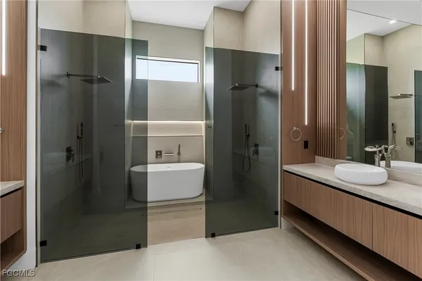 $985,000 | 105 Southwest 33rd Place, Cape Coral, FL 33991