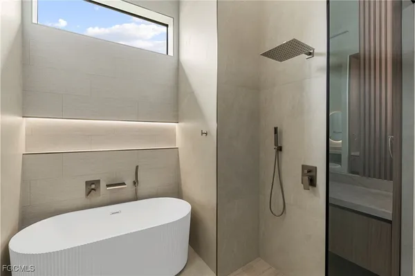 $985,000 | 105 Southwest 33rd Place, Cape Coral, FL 33991