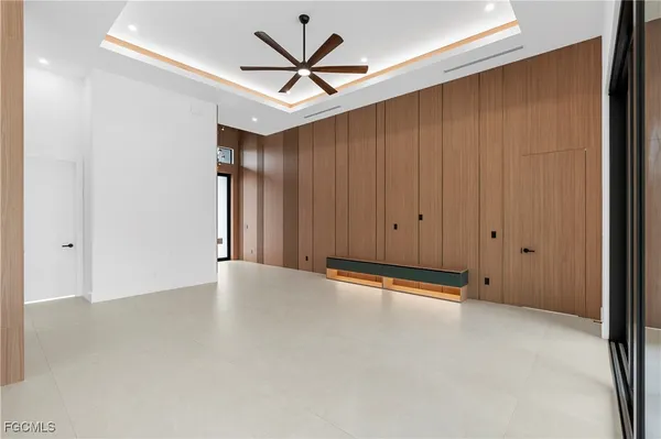 $985,000 | 105 Southwest 33rd Place, Cape Coral, FL 33991