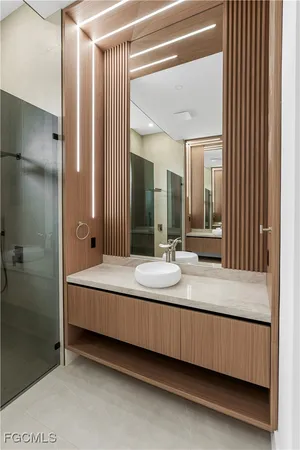 $985,000 | 105 Southwest 33rd Place, Cape Coral, FL 33991