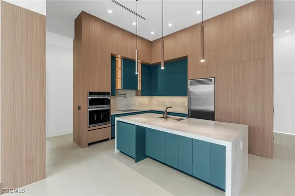 $985,000 | 105 Southwest 33rd Place, Cape Coral, FL 33991