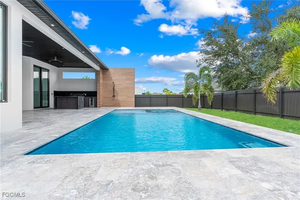 $985,000 | 105 Southwest 33rd Place, Cape Coral, FL 33991