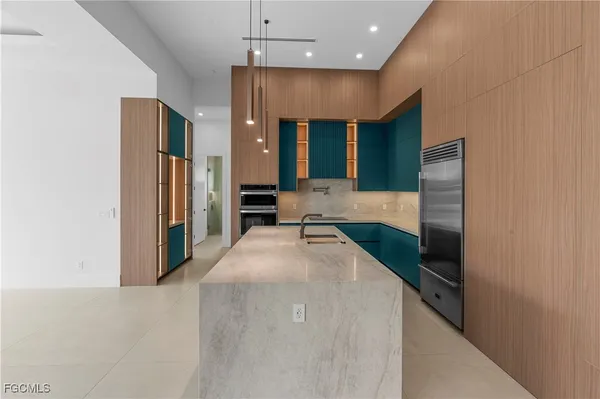 $985,000 | 105 Southwest 33rd Place, Cape Coral, FL 33991