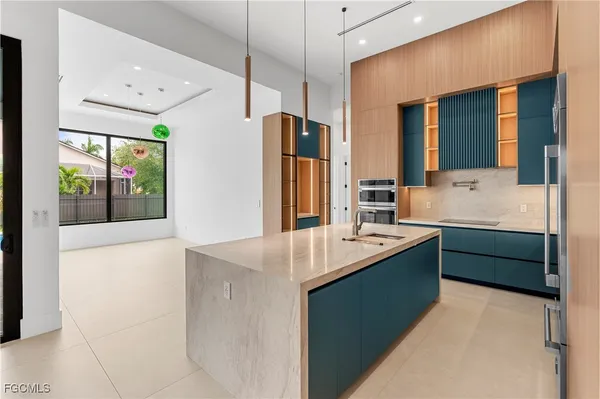 $985,000 | 105 Southwest 33rd Place, Cape Coral, FL 33991