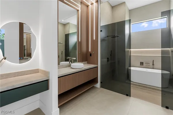 $985,000 | 105 Southwest 33rd Place, Cape Coral, FL 33991