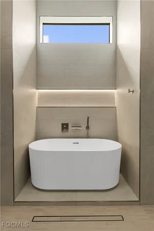 $985,000 | 105 Southwest 33rd Place, Cape Coral, FL 33991