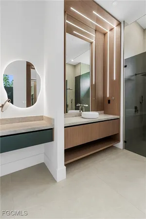 $985,000 | 105 Southwest 33rd Place, Cape Coral, FL 33991