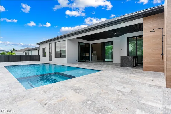 $985,000 | 105 Southwest 33rd Place, Cape Coral, FL 33991