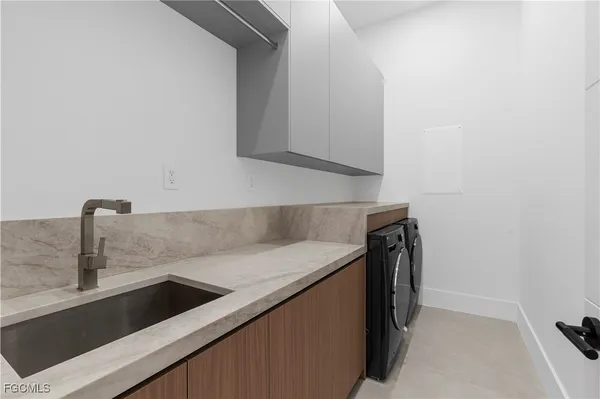 $985,000 | 105 Southwest 33rd Place, Cape Coral, FL 33991