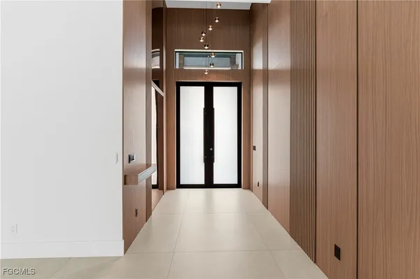 $985,000 | 105 Southwest 33rd Place, Cape Coral, FL 33991