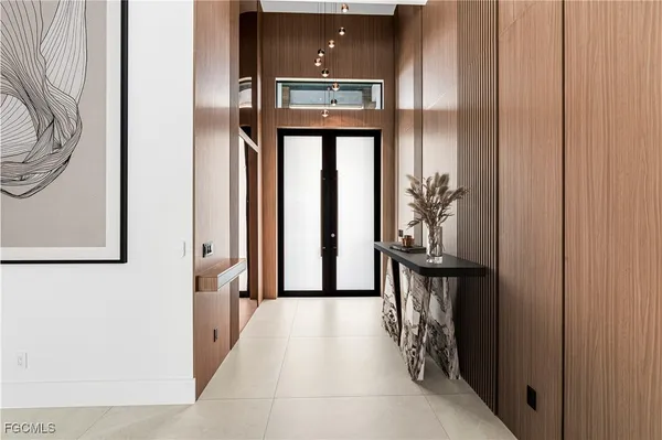 $985,000 | 105 Southwest 33rd Place, Cape Coral, FL 33991