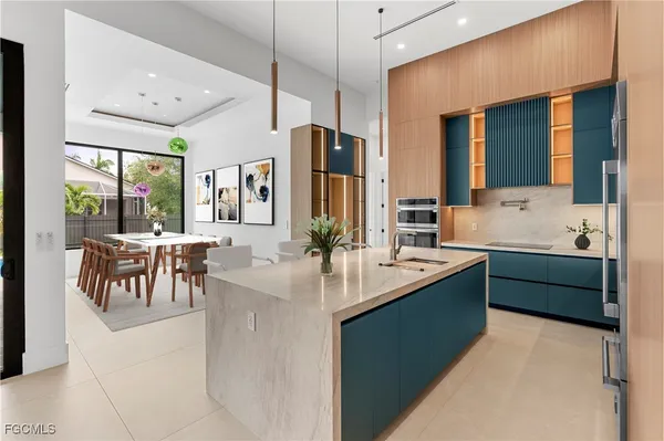 $985,000 | 105 Southwest 33rd Place, Cape Coral, FL 33991