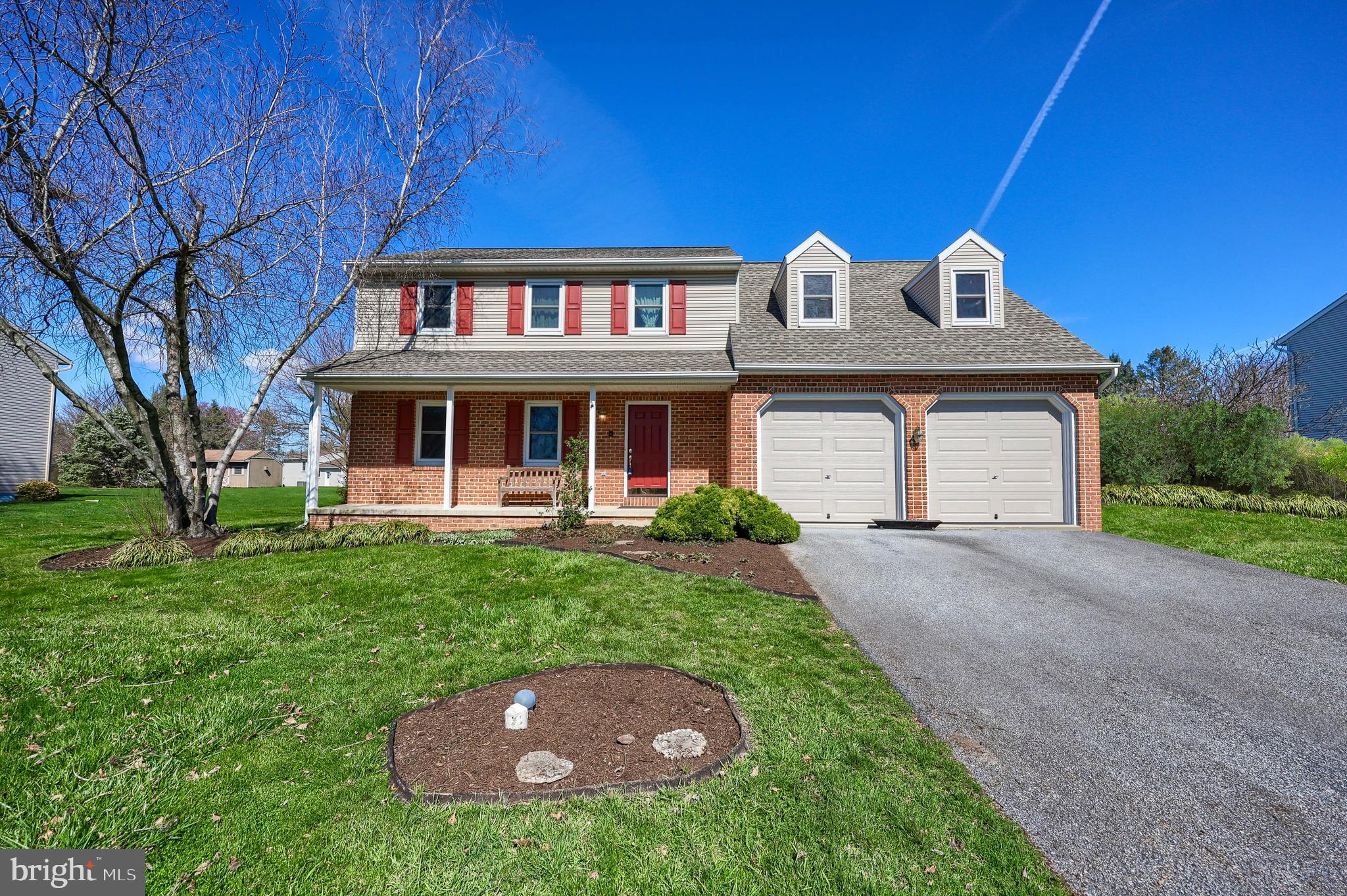 a view of a house with backyard and garden