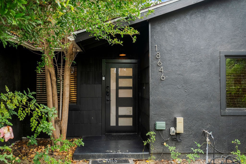 18646 Ingomar Street Reseda, CA 91335 - Photo 4 of 63 Entry