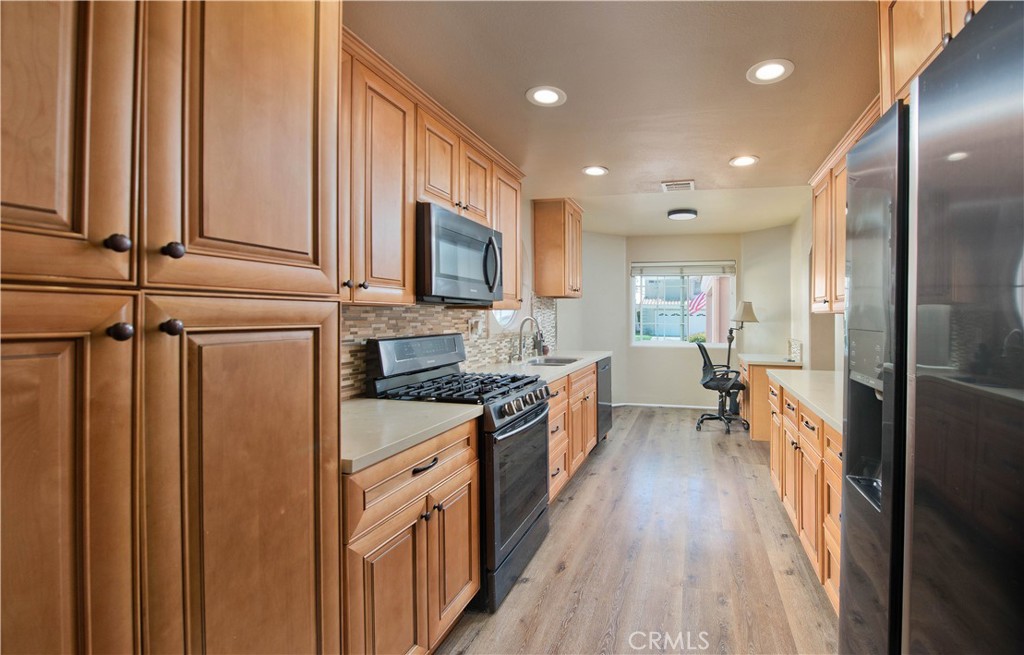 25829 Blake Court Stevenson Ranch, CA 91381 - Photo 12 of 33 Kitchen